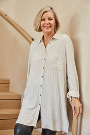 A model wearing the Hubert Shirt in colour Hemp (White), from the front, showing the whole outfit