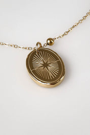 A model wearing the Heritage Necklace in colour Goldshine (Metallics), from the front, showing the whole outfit