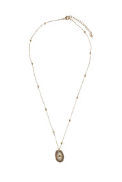 Product shot of the Heritage Necklace in colour Goldshine (Metallics), from the front