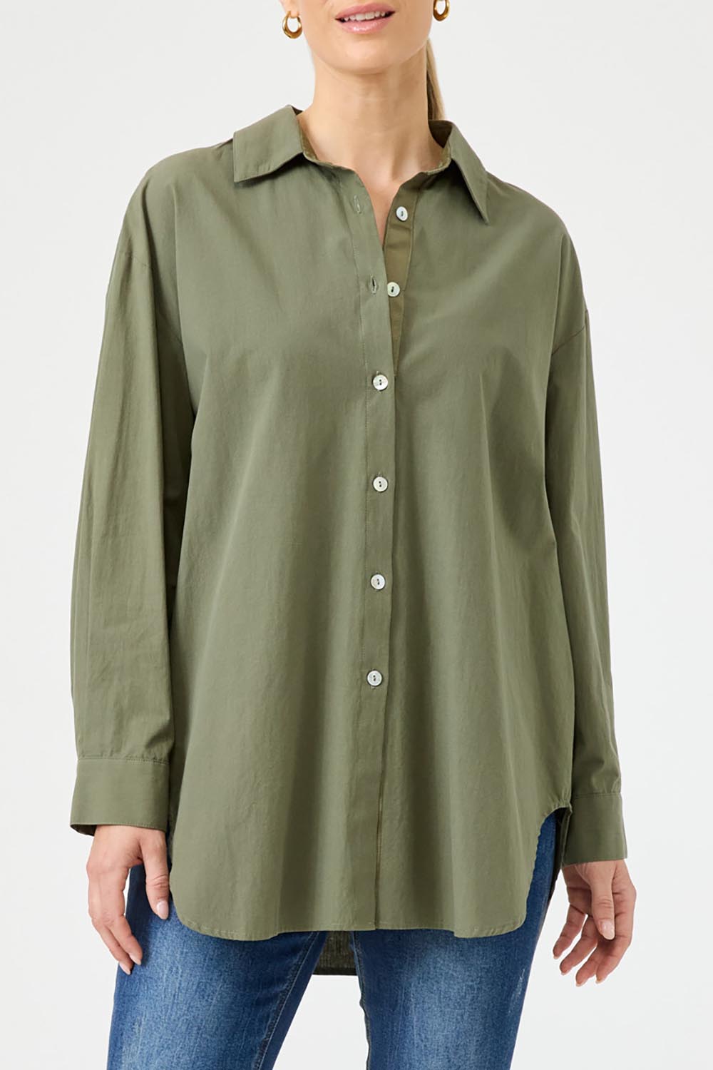 A model wearing the Studio Oversize Cotton Shirt in colour Khaki (Green), from the front, cropped image