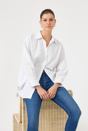 A model wearing the Studio Oversize Cotton Shirt in colour Salt (White), from the front, cropped image