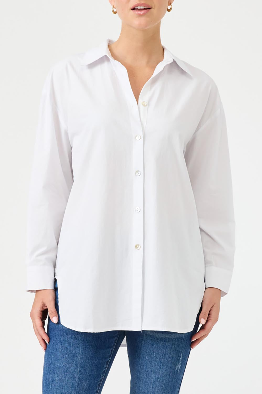 A model wearing the Studio Oversize Cotton Shirt in colour Salt (White), from the front, cropped image