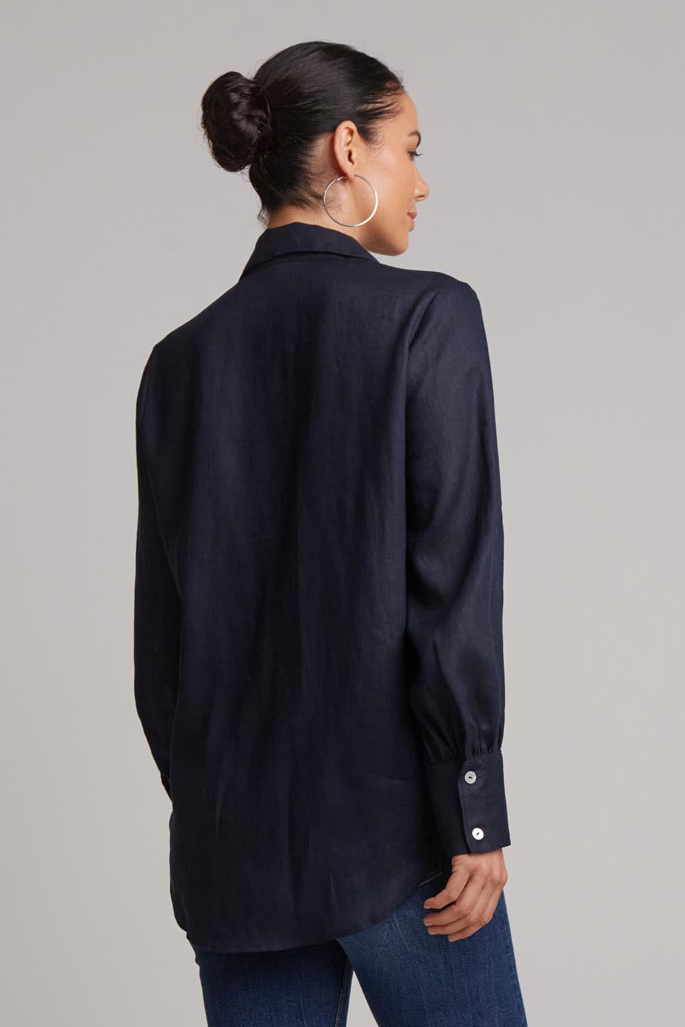 A model wearing the Studio Linen Shirt in colour Navy (Blue), from the back