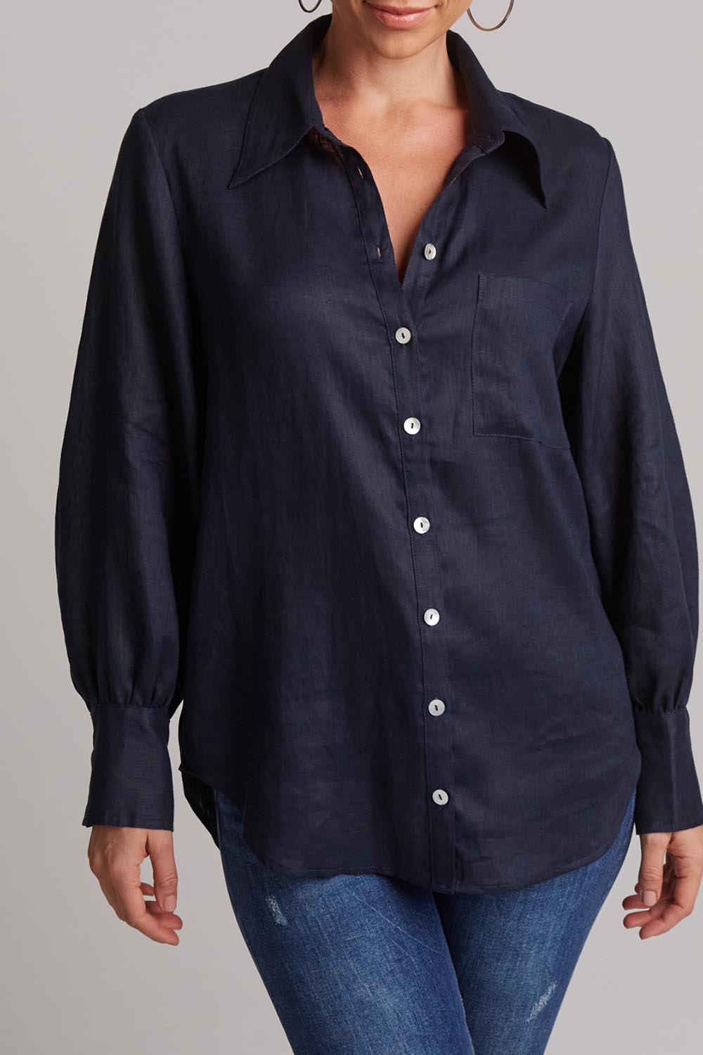 A model wearing the Studio Linen Shirt in colour Navy (Blue), from the front, cropped image