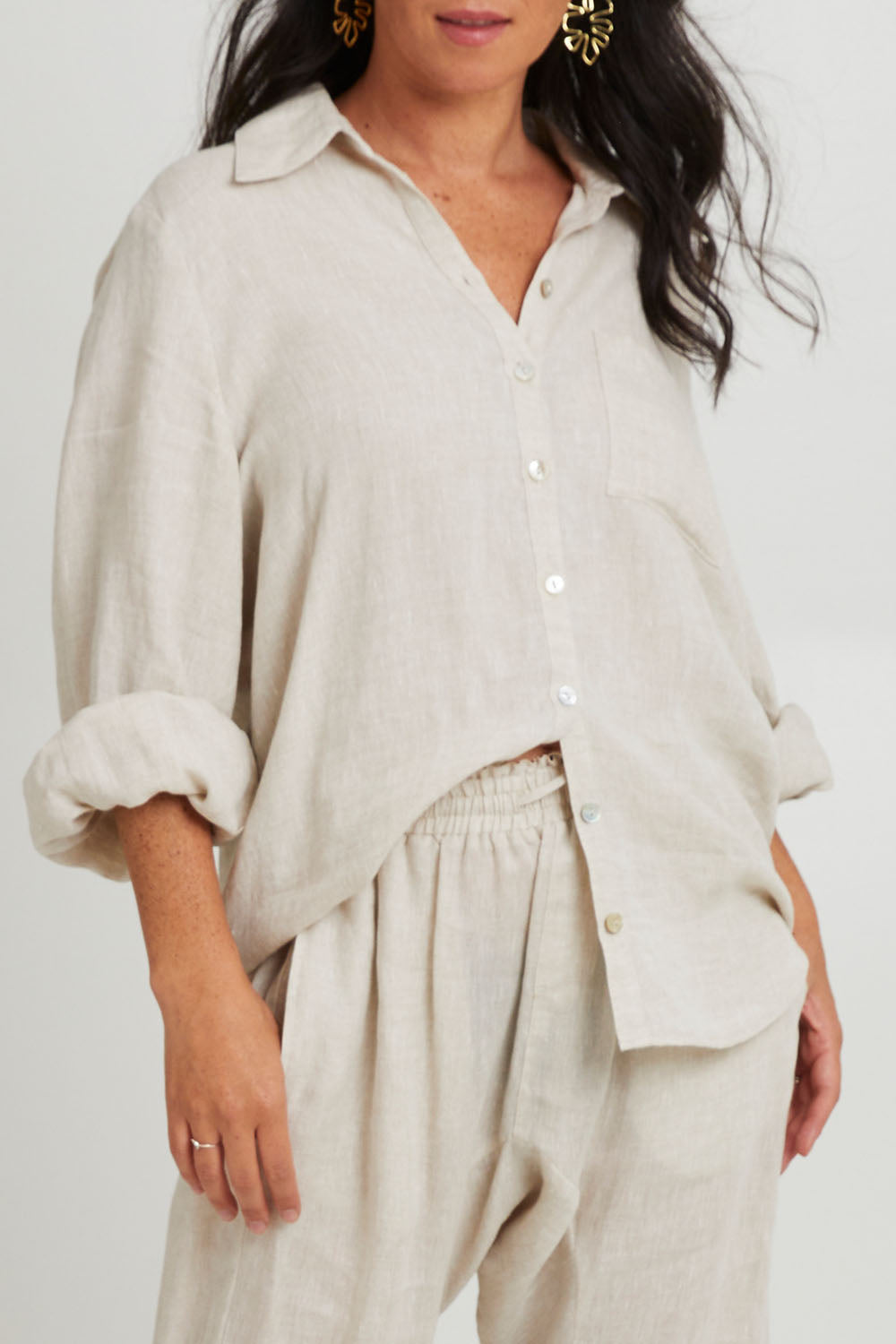 Model Katie wearing size S of the Studio Linen Shirt in colour Tusk, from the front, cropped image