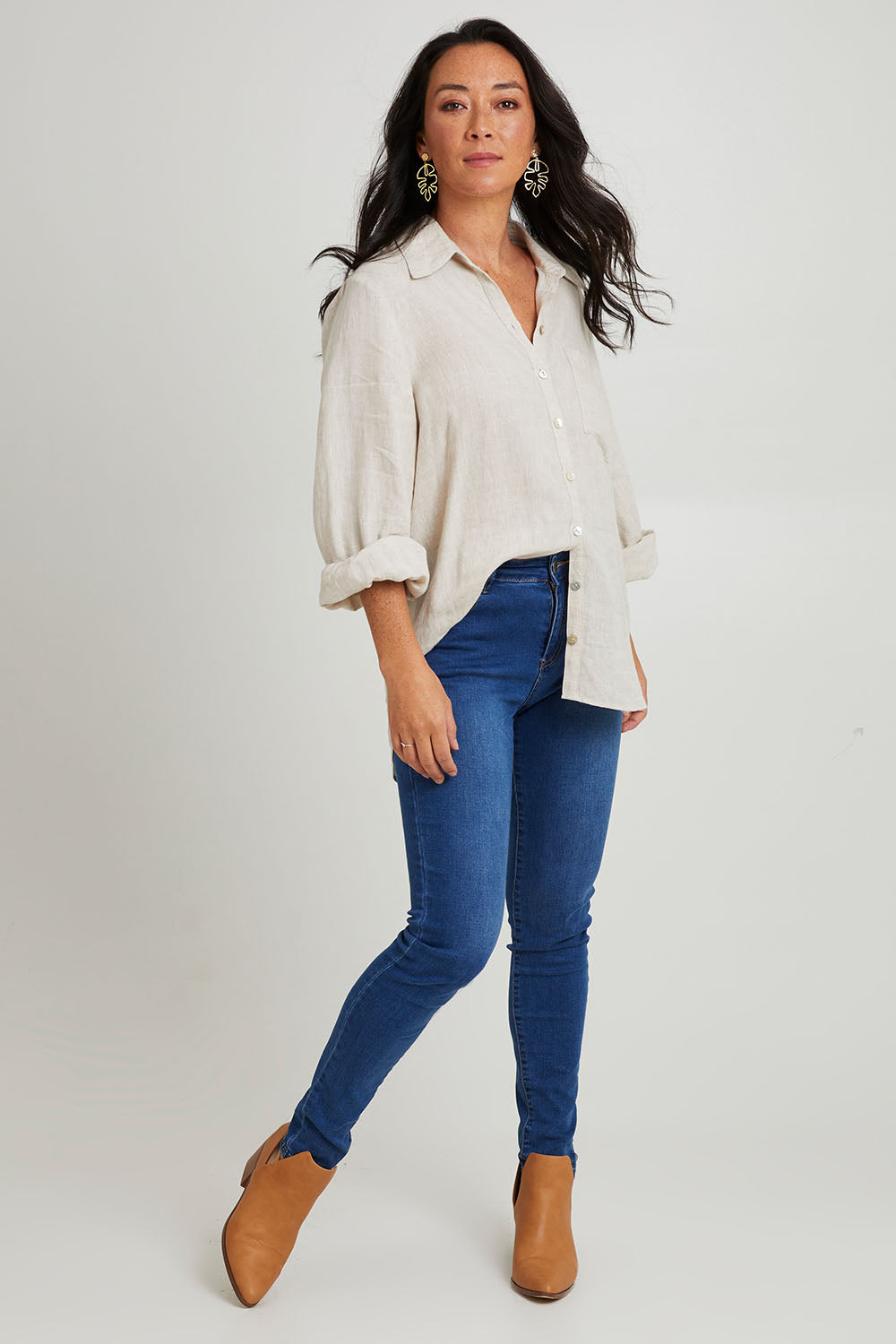 Model Katie wearing size S of the Studio Linen Shirt in colour Tusk, from the front, showing the whole outfit