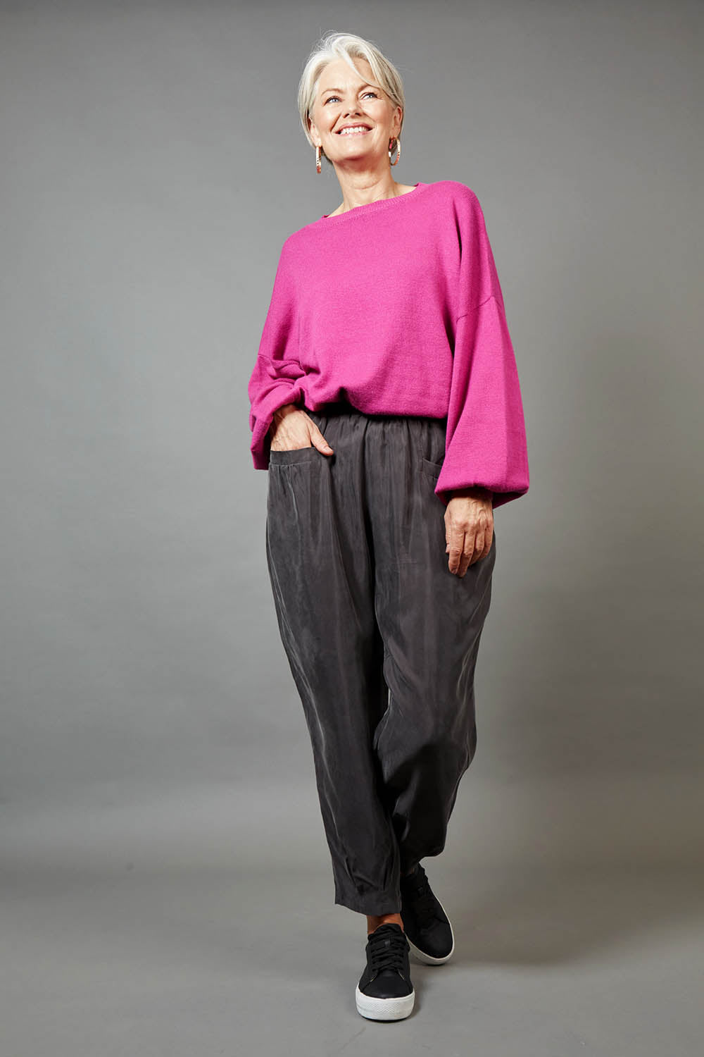 A model wearing the Vienetta Relaxed Pant in colour Fossil (Grey), from the front, showing the whole outfit