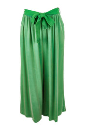Product shot of the Elan Pant in colour Meadow (Green), from the front