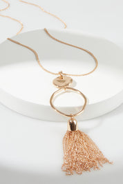 A model wearing the Meta Large Necklace in colour Gold (Metallics), from the front, showing the whole outfit