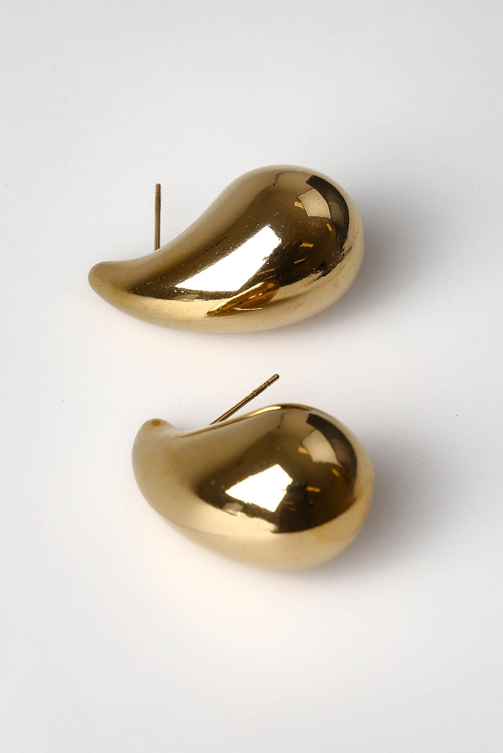 A model wearing the Halcyon Earring in colour Gold (Metallics), from the front, showing the whole outfit