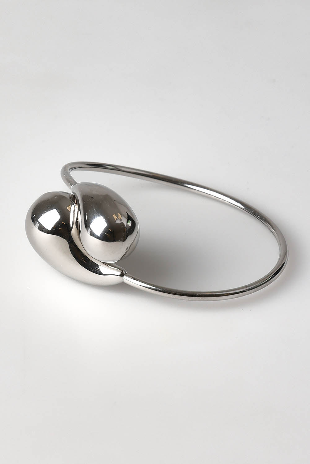 A model wearing the Halcyon Cuff in colour Silver (Metallics), from the front, showing the whole outfit