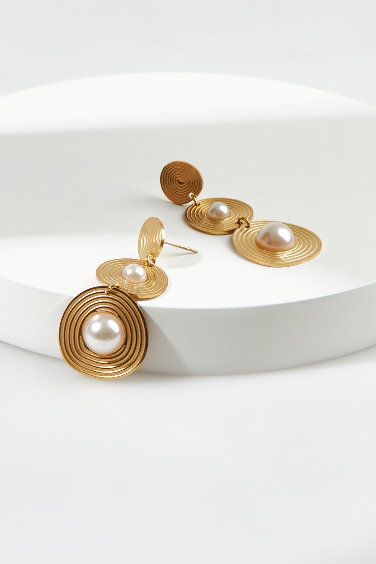A model wearing the Laax Pearl Drop Earring in colour Gold (Metallics), from the front, showing the whole outfit