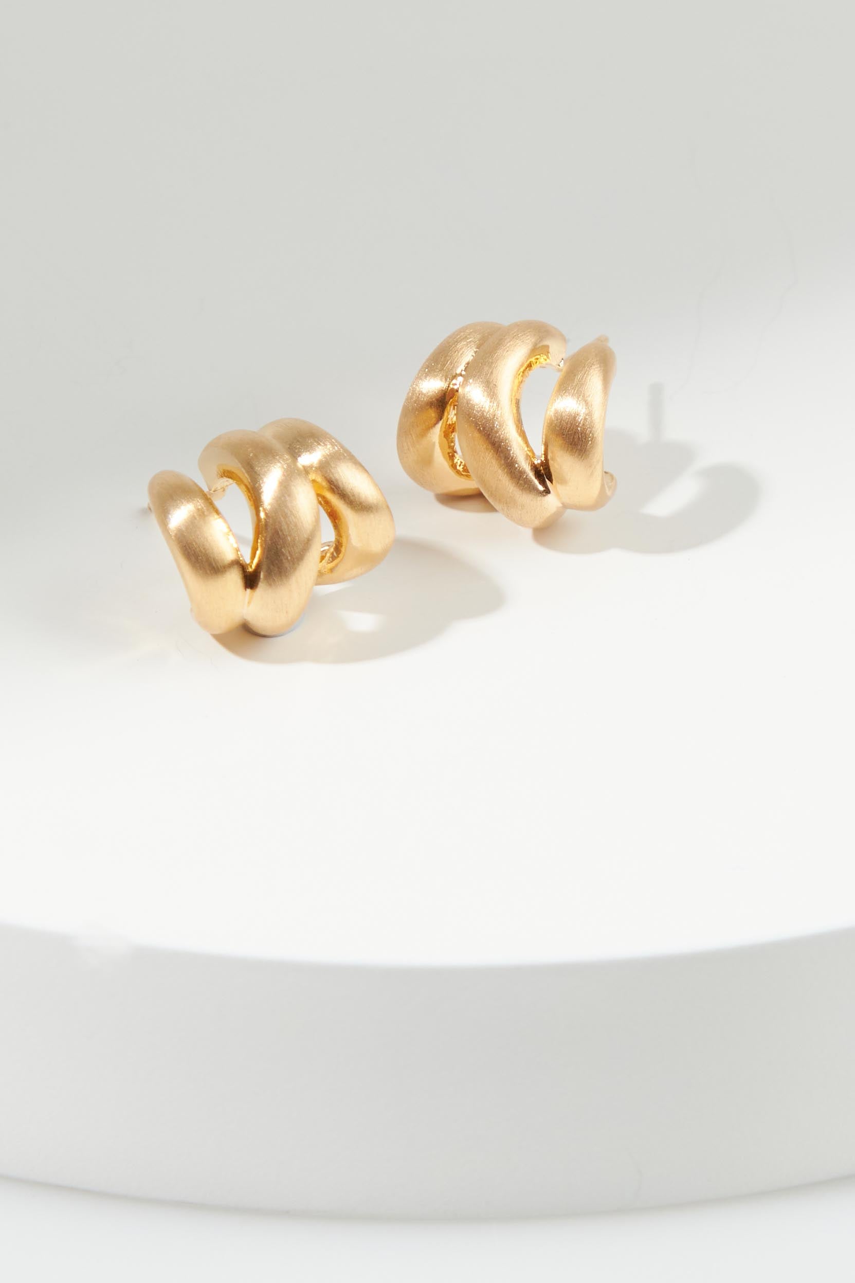 A model wearing the Heritage Satin Knot Cuff Earring in colour Gold (Metallics), from the front, showing the whole outfit