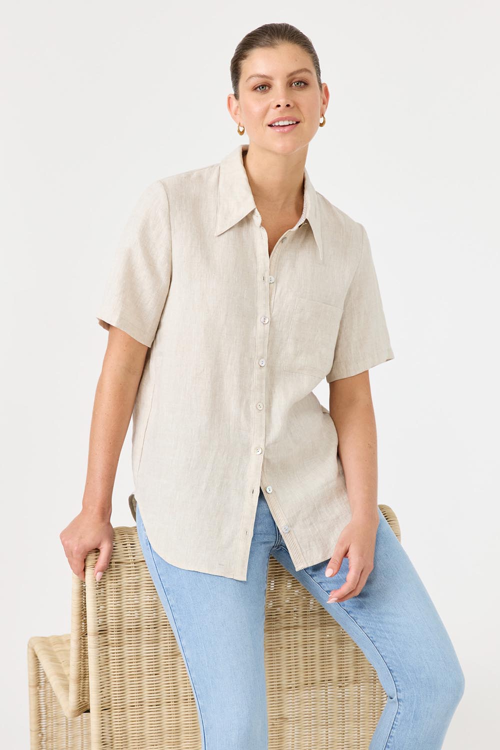 A model wearing the Studio Linen Short Sleeve Shirt in colour Dune, from the front, cropped image