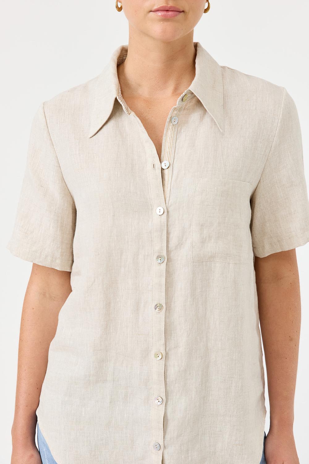 A model wearing the Studio Linen Short Sleeve Shirt in colour Dune, from the front, cropped image