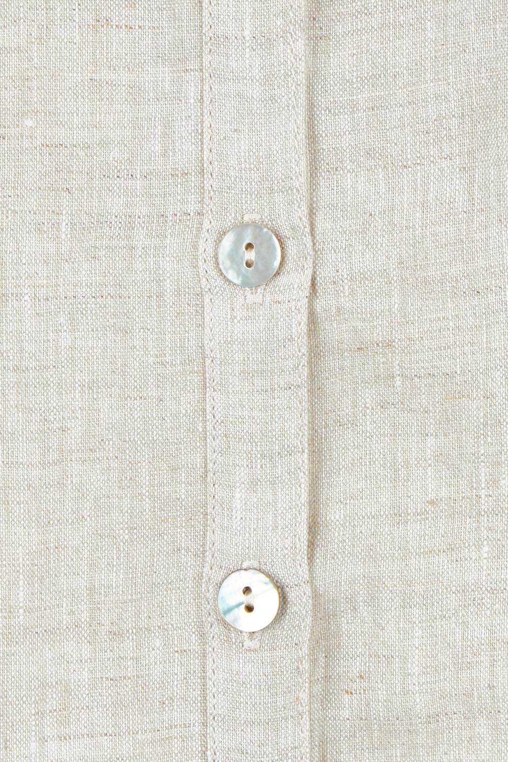 Product shot of the Studio Linen Short Sleeve Shirt in colour Dune, detail