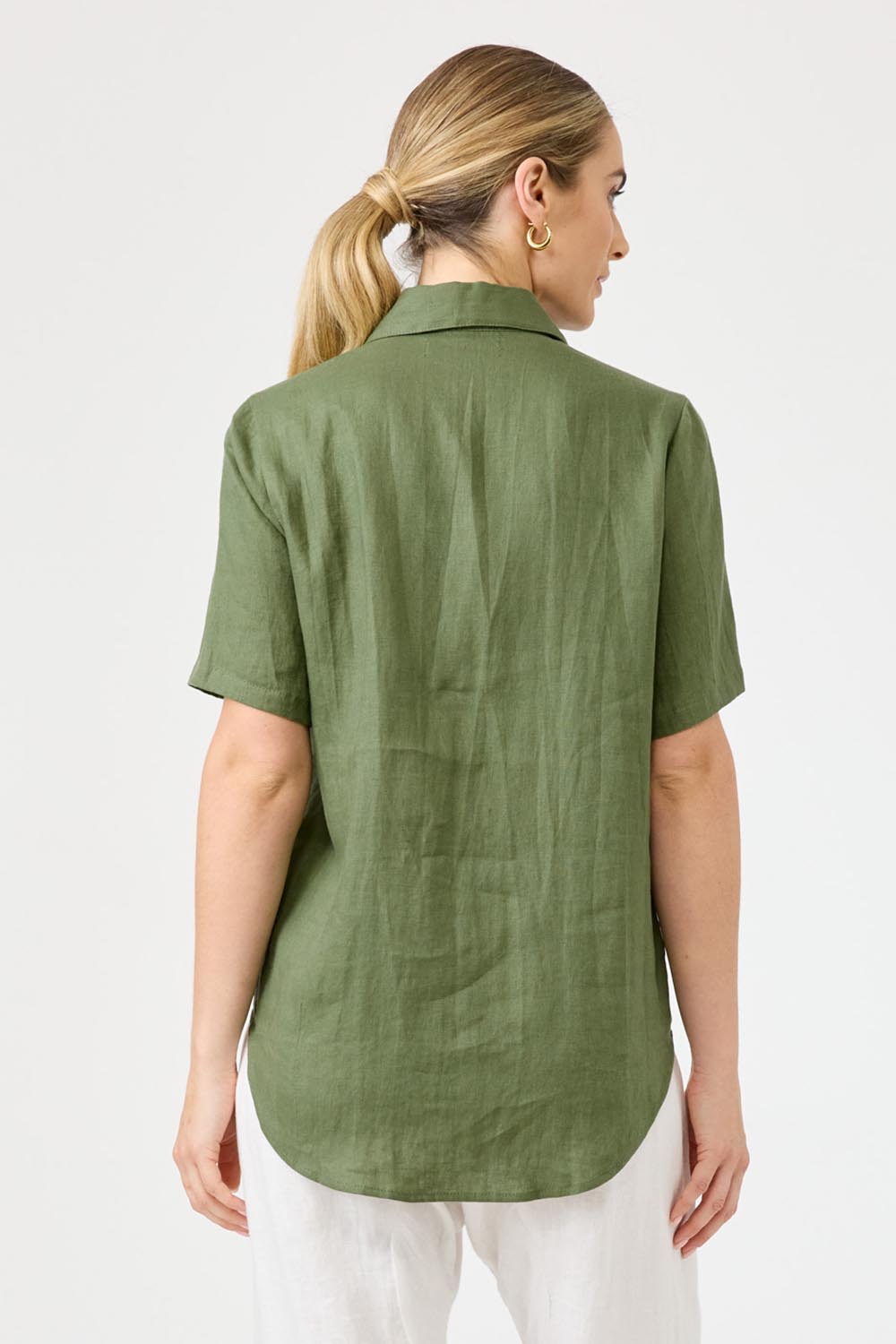 A model wearing the Studio Linen Short Sleeve Shirt in colour Khaki (Green), from the back