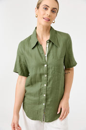 A model wearing the Studio Linen Short Sleeve Shirt in colour Khaki (Green), from the front, cropped image