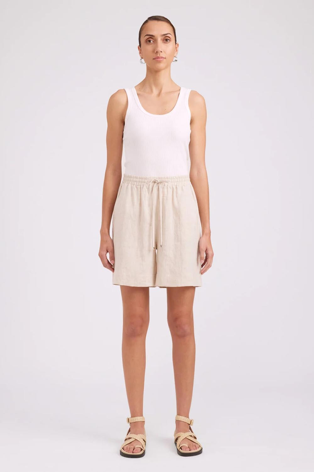 Model Genericm wearing size sample of the Studio Linen Bermuda Short – Tusk in colour Tusk, from the front