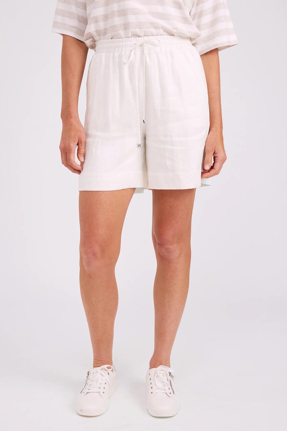 Model Genericm wearing size sample of the Studio Linen Bermuda Short – White in colour White, from the front