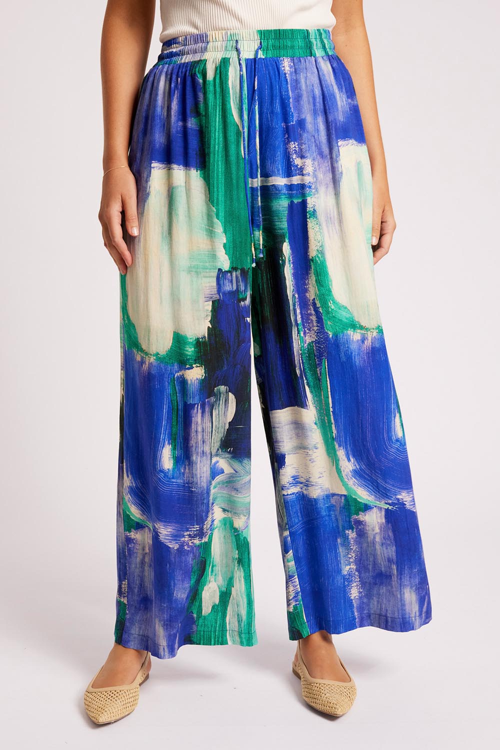 Model Genericm wearing size sample of the Palmera Pant – Seafoam in colour Seafoam, in a cropped view