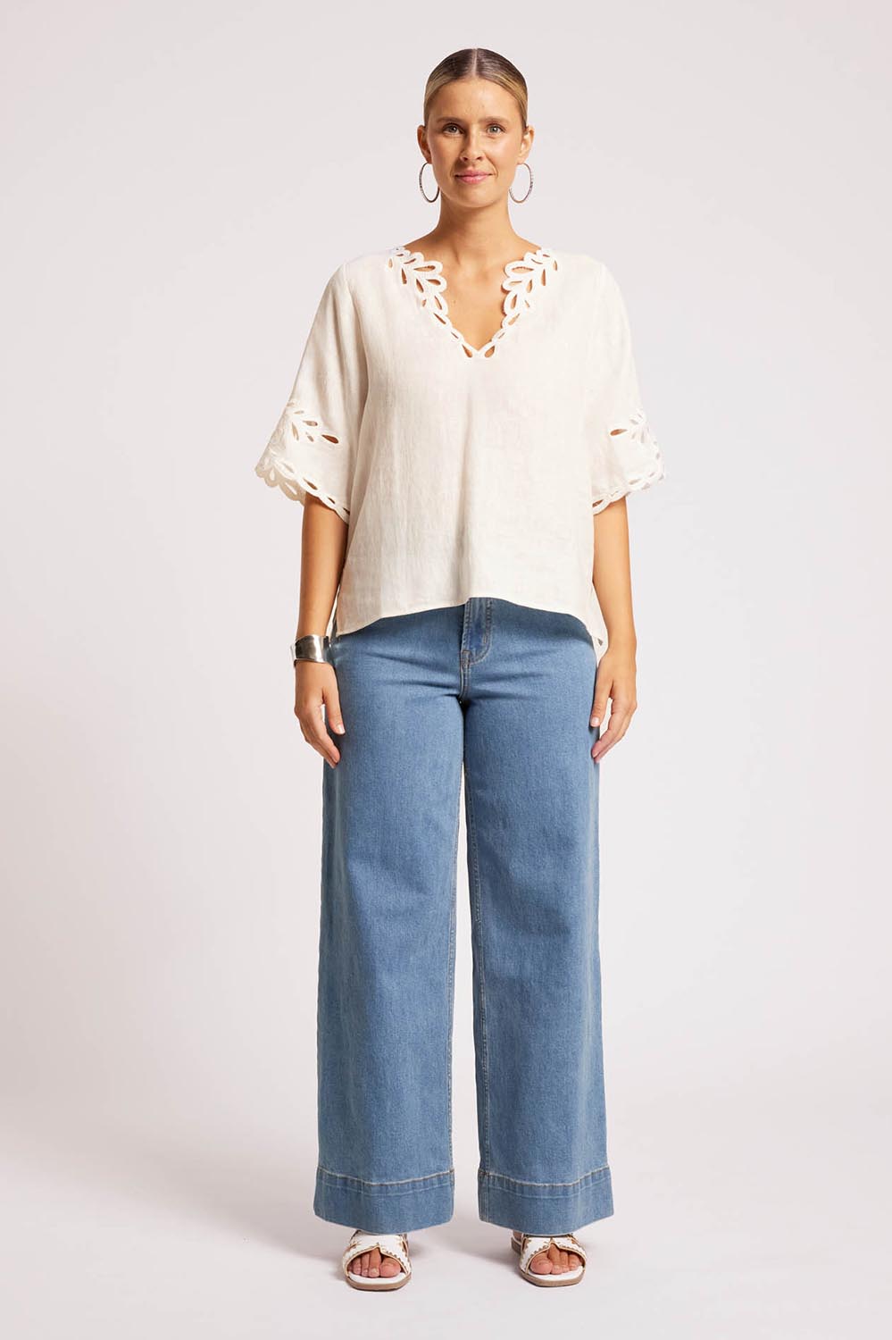 Model Genericm wearing size sample of the Maris Top – Tusk in colour Tusk, from the front