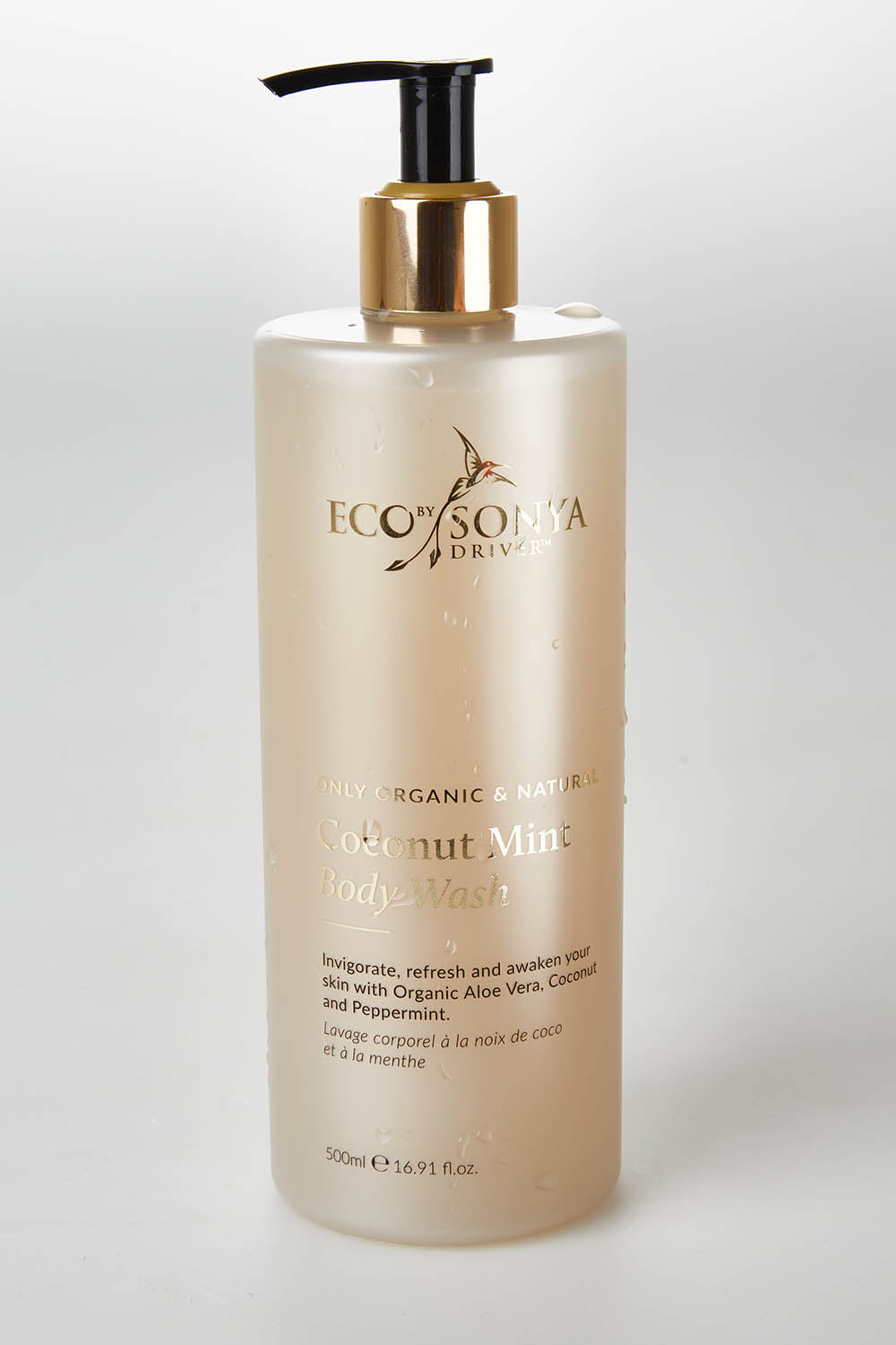 A model wearing the Organic Body Wash Coconut & Mint in colour Cocomint, from the front, showing the whole outfit