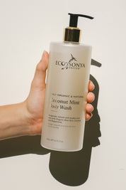 A model wearing the Organic Body Wash Coconut & Mint in colour Cocomint, from the front, showing the whole outfit