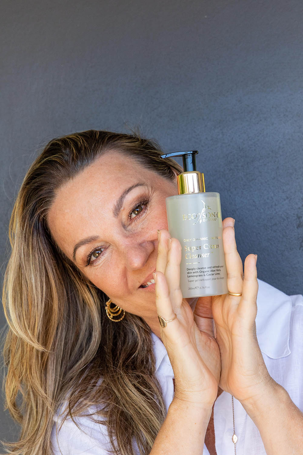 A model wearing the Super Citrus Cleanser in colour Natural, from the front, showing the whole outfit