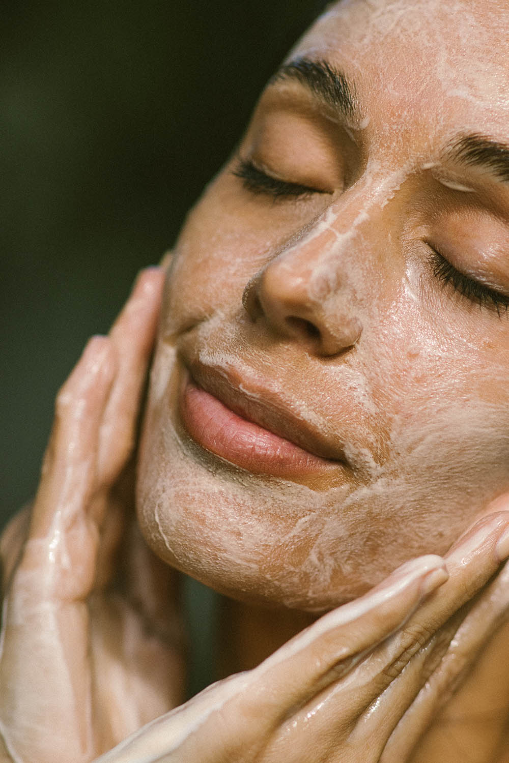A model wearing the Super Citrus Cleanser in colour Natural, from the front, showing the whole outfit