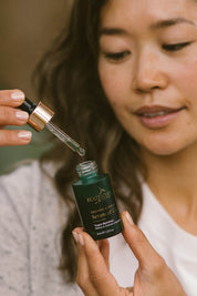 A model wearing the Serum Of Clear in colour Forrest (Green), from the front, showing the whole outfit