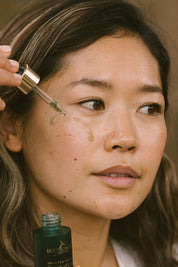 A model wearing the Serum Of Clear in colour Forrest (Green), from the front, showing the whole outfit