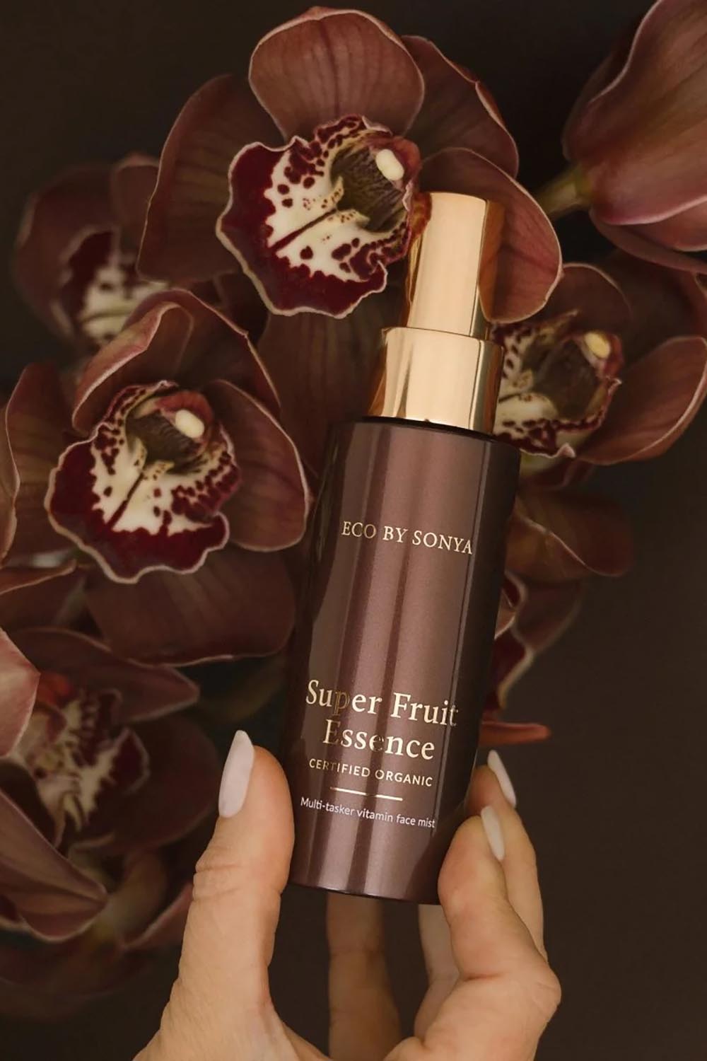 A model wearing the Super Fruit Essence in colour Natural, from the front, showing the whole outfit