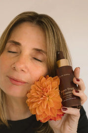 A model wearing the Super Fruit Essence in colour Natural, from the front, showing the whole outfit