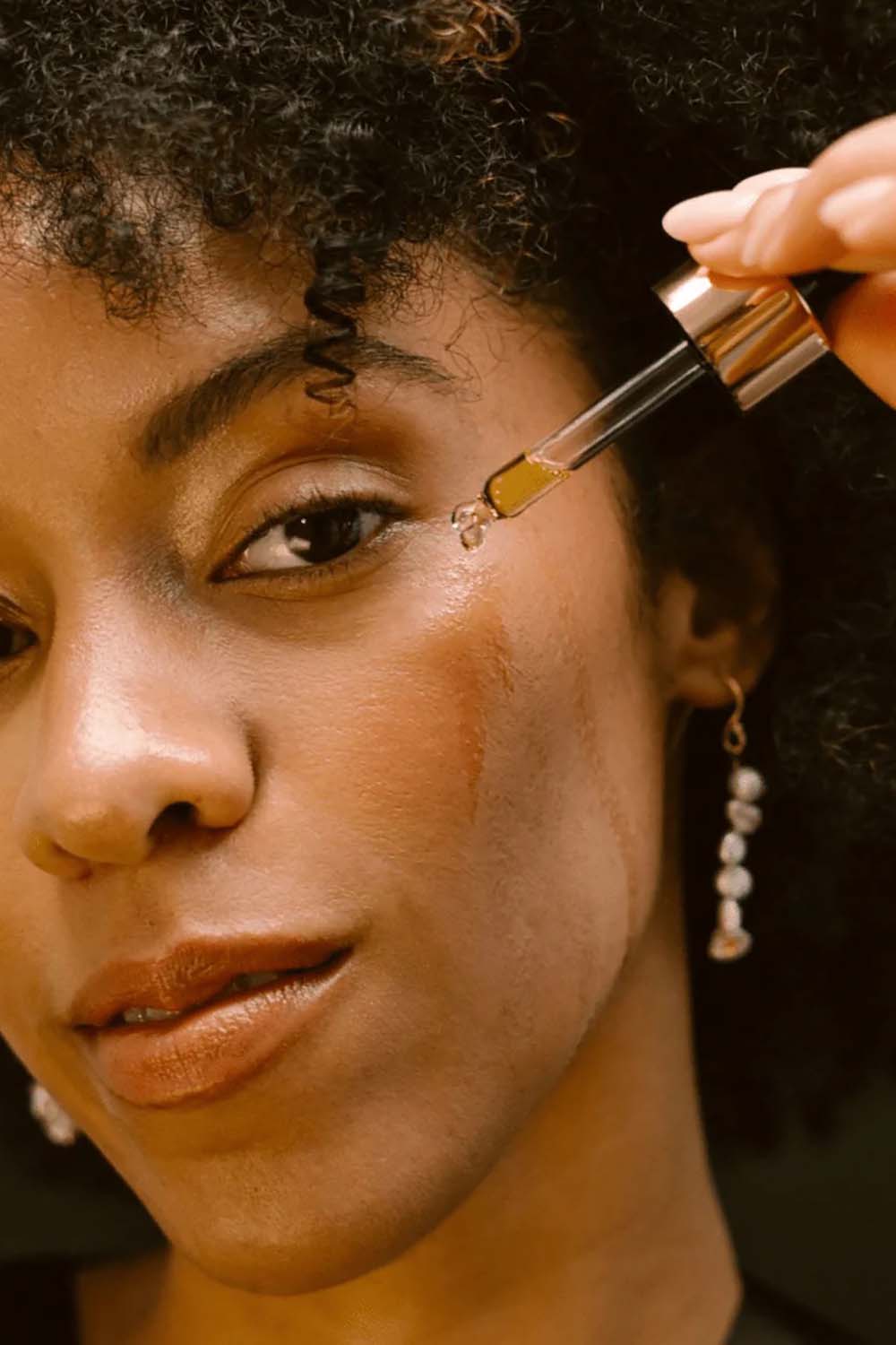 A model wearing the Glory Oil in colour Natural, from the front, showing the whole outfit