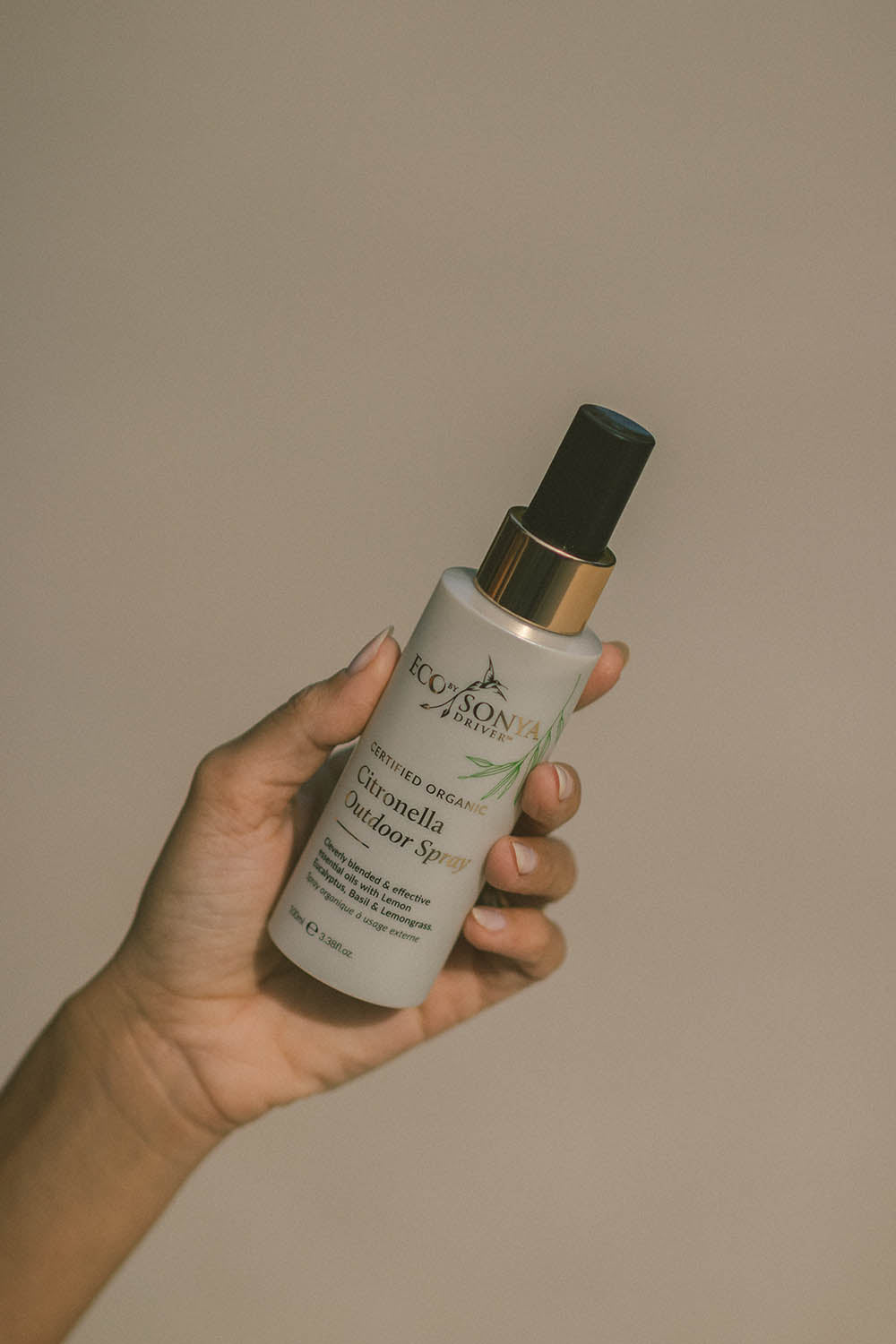 A model wearing the Organic Personal Outdoor Spray in colour Natural, from the front, showing the whole outfit