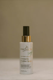 A model wearing the Organic Personal Outdoor Spray in colour Natural, from the front, showing the whole outfit