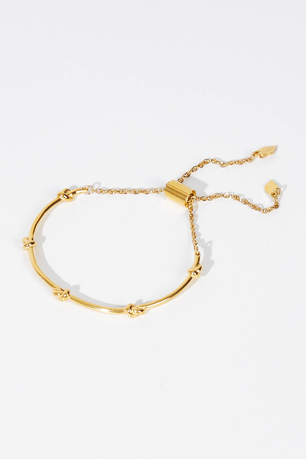 A model wearing size OneSize of the Knots Of Freedom Bracelet in colour Gold (Metallics), from the front, showing the whole outfit