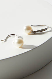 A model wearing size OneSize of the Precious Pearl Earrings in colour Silver (Metallics), from the front, showing the whole outfit