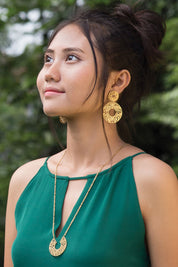A model wearing the I Am Brave Necklace in colour Gold (Metallics), from the front, showing the whole outfit