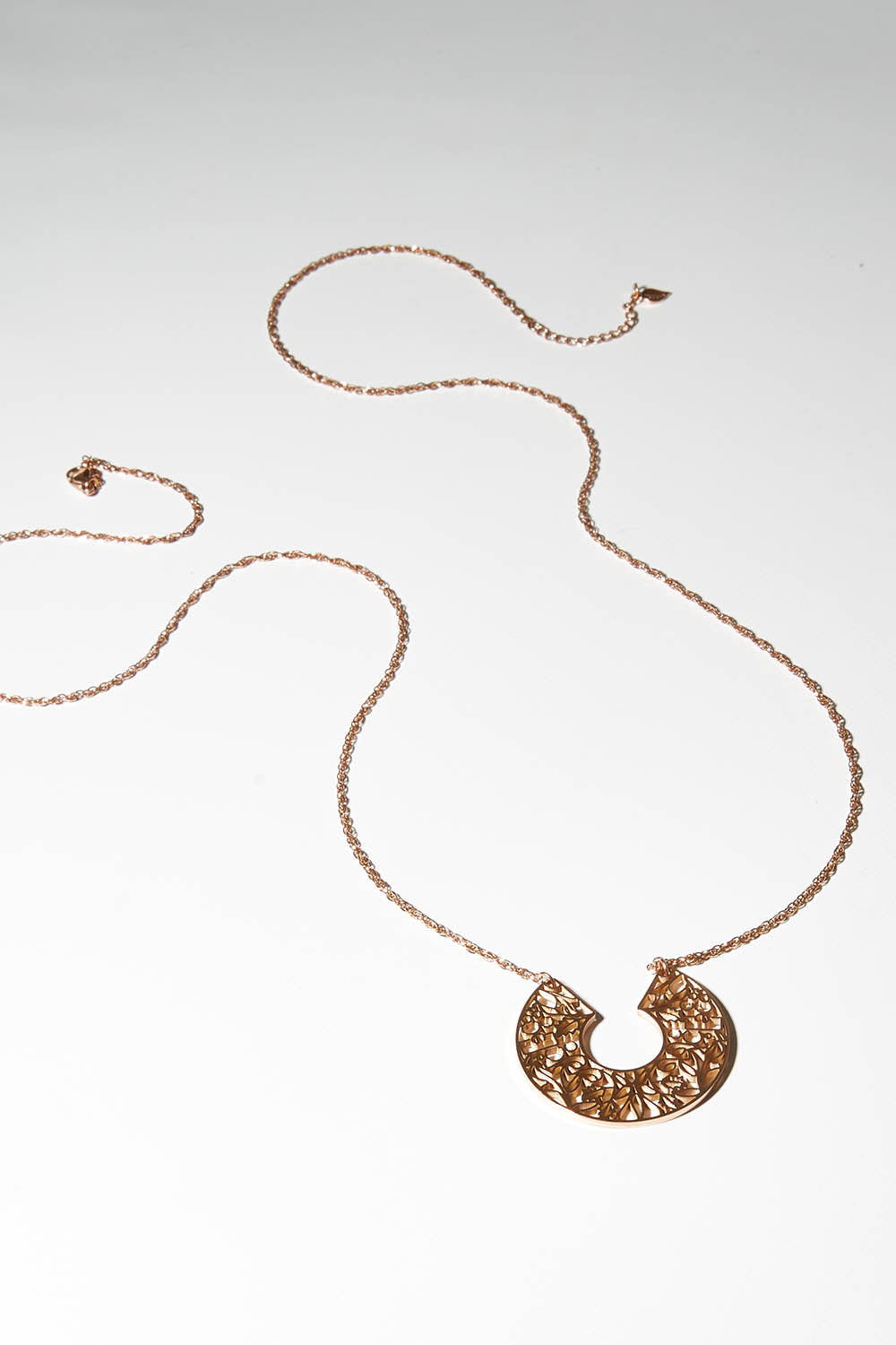 A model wearing size OneSize of the I Am Brave Necklace in colour Rosegold (Metallics), from the front, showing the whole outfit