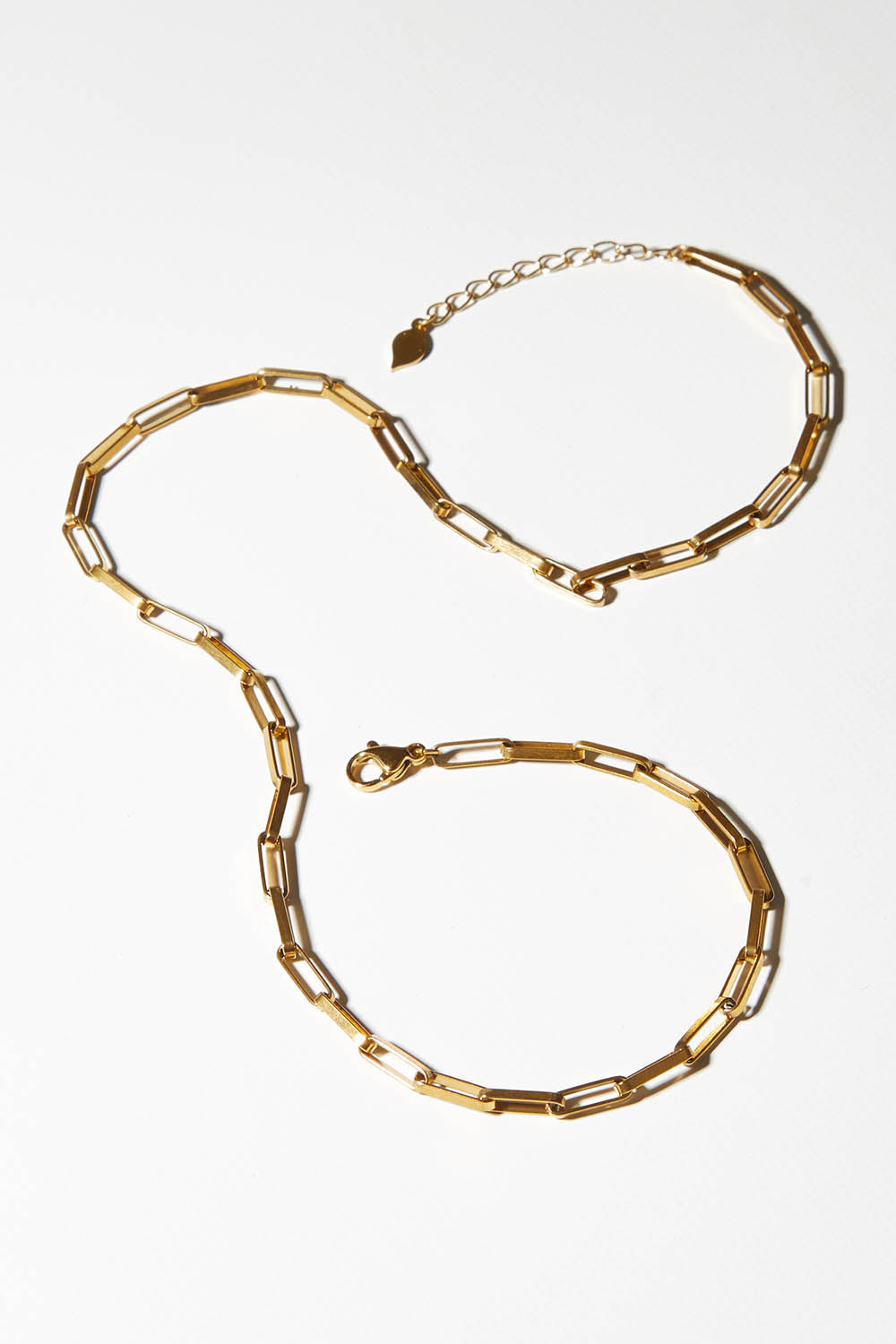 A model wearing size OneSize of the Be Light Chain Necklace in colour Gold (Metallics), from the front, showing the whole outfit