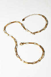 A model wearing size OneSize of the Be Light Chain Necklace in colour Gold (Metallics), from the front, showing the whole outfit