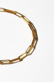 A model wearing size OneSize of the Be Light Chain Necklace in colour Gold (Metallics), from the front, showing the whole outfit