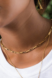 A model wearing the Be Light Chain Necklace in colour Gold (Metallics), from the front, showing the whole outfit