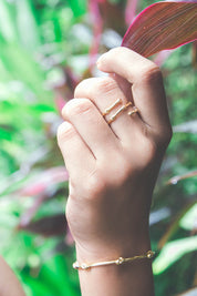 A model wearing the Knots Of Freedom Ring in colour Gold (Metallics), from the front, showing the whole outfit