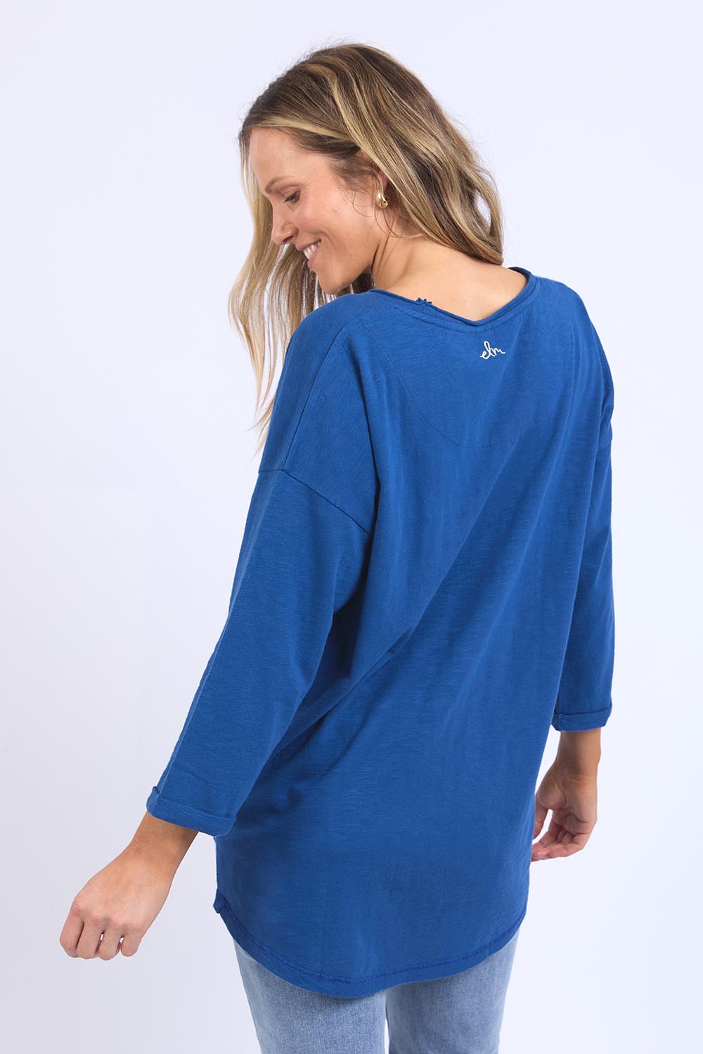 A model wearing the Horizon Cotton Sweat in colour Drksapph (Blue), from the back