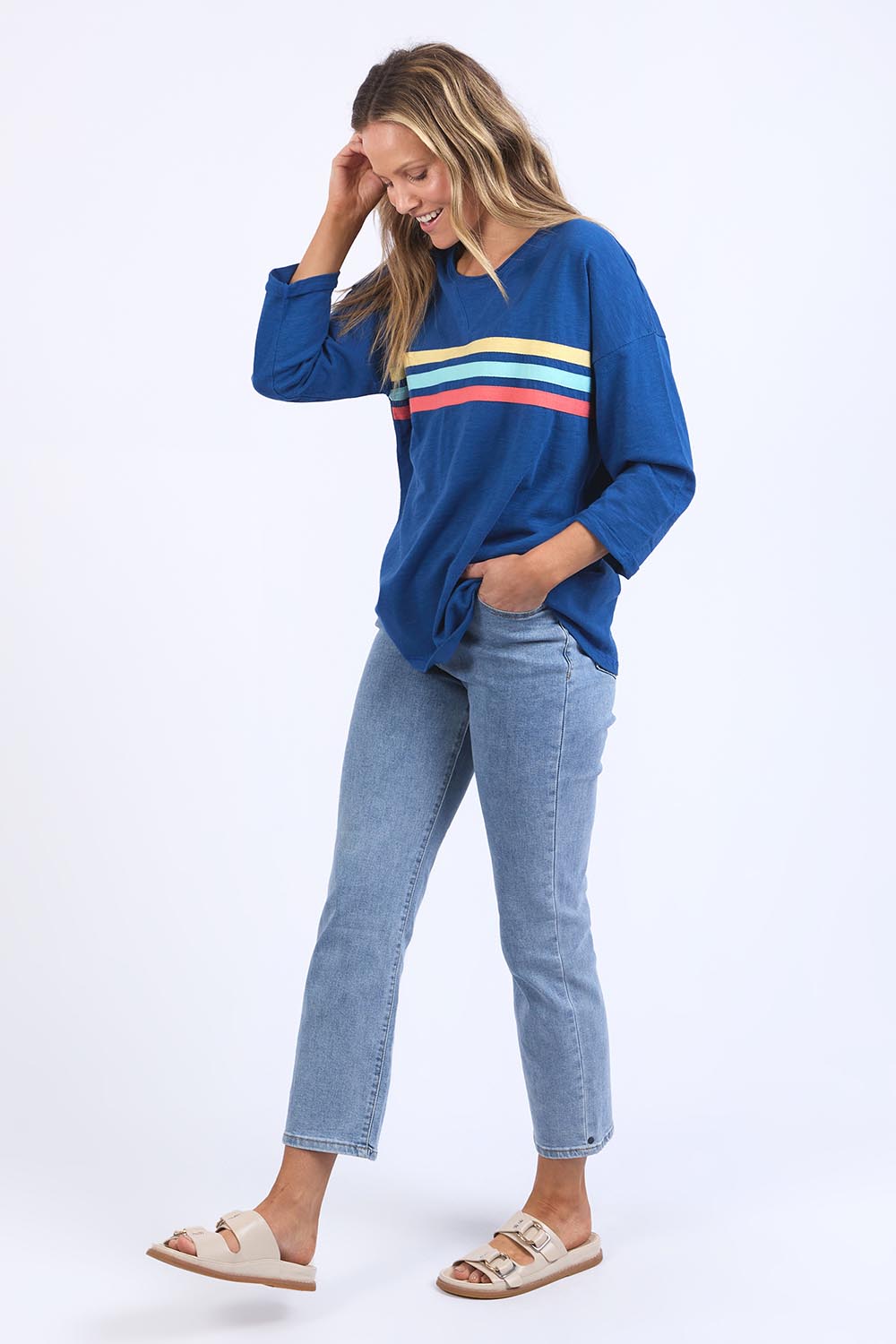 A model wearing the Horizon Cotton Sweat in colour Drksapph (Blue), from the front, showing the whole outfit