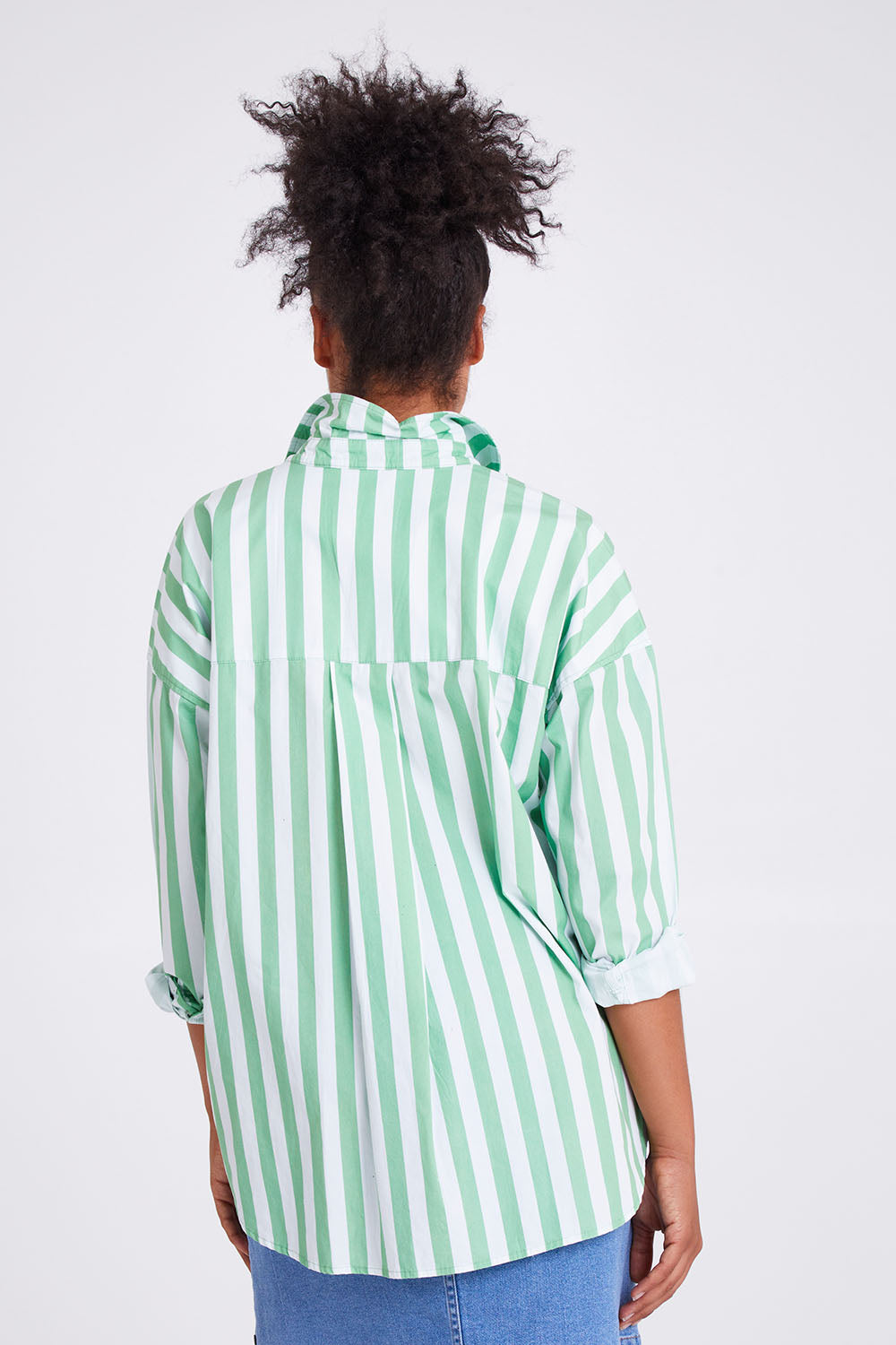 Model Olivia wearing size 10 of the Delia Shirt in colour Meadowwhit (Green), from the back