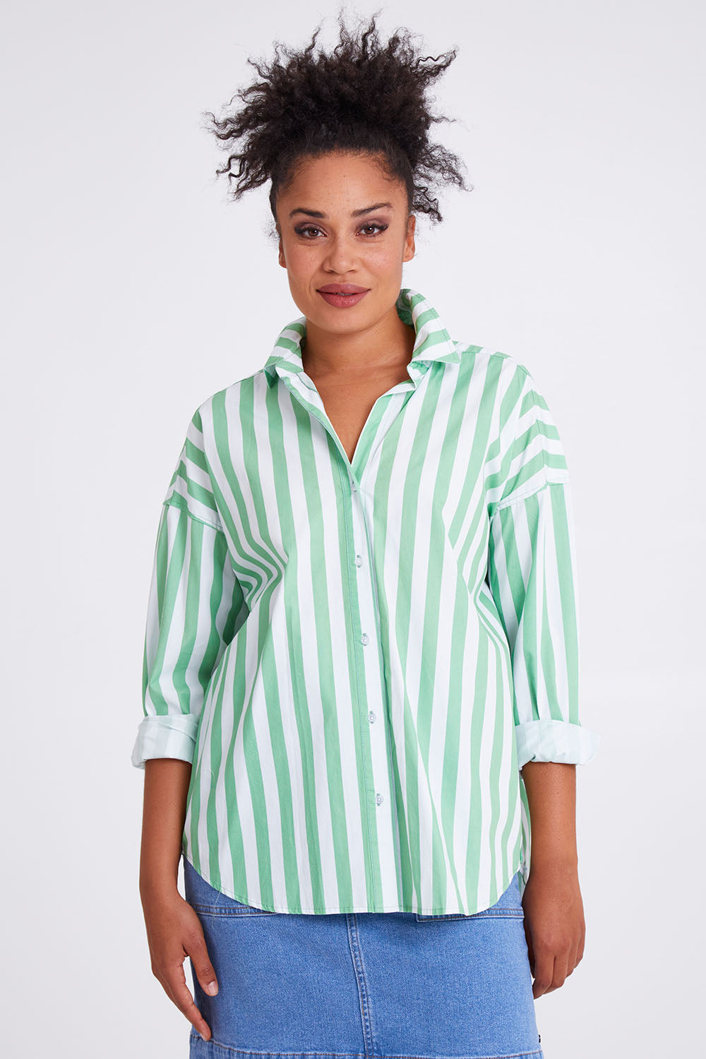 Model Olivia wearing size 10 of the Delia Shirt in colour Meadowwhit (Green), from the front, cropped image